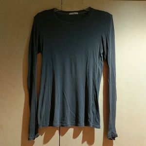 Long-sleeved tee shirt